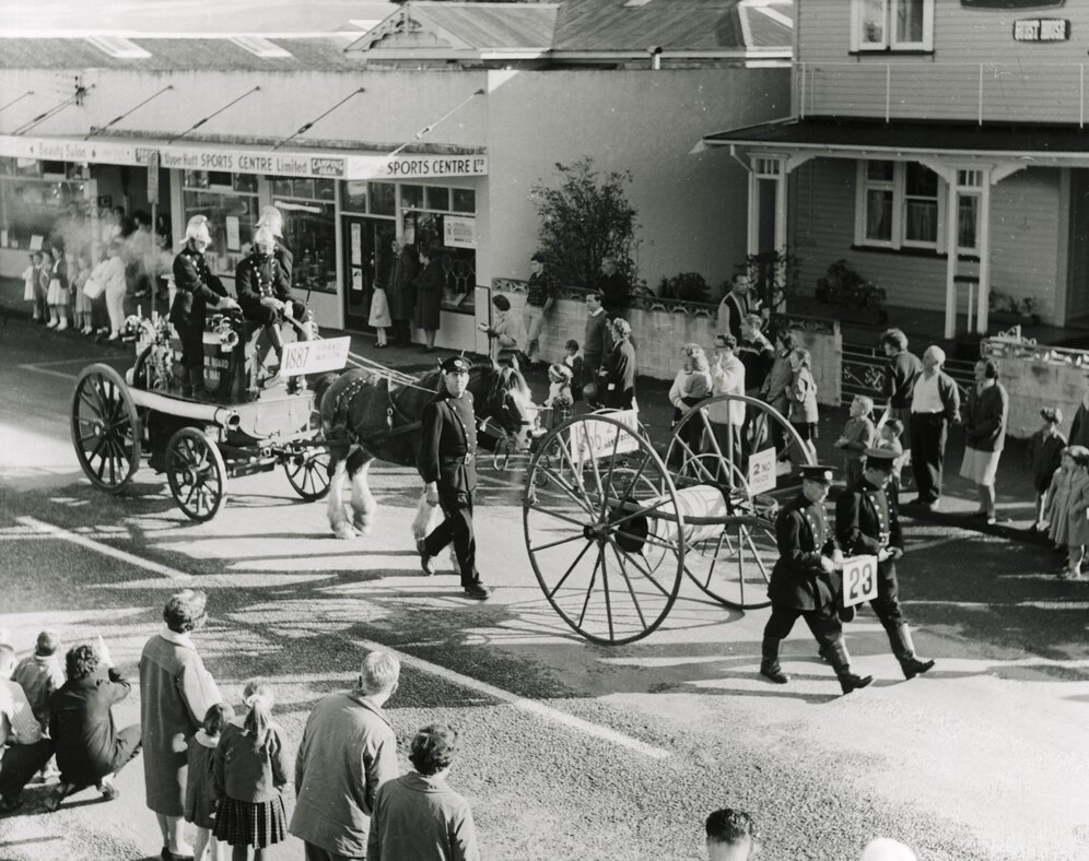 City Status procession No. 23; fire brigades and vintage appliances